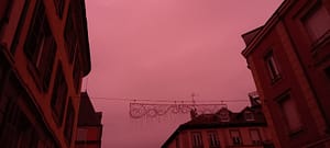 [Justine CM] Ciel uniformément rose, Belfort, juste avant la pluie.