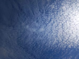 [Justine CM] Ciel bleu moutonné de nuages (on a l'impression qu'on a tamponné le ciel).