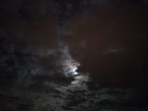 [Justine CM] Ciel de nuit, pleine lune masquée par de gros nuages.