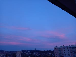 [Justine CM] Ciel d'un bleu pervenche, parcouru de très légères nuances roses grâce aux nuages.
