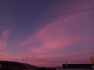 [Justine CM] Photo d'un ciel entre bleu et rose, à l'aube.