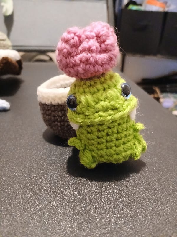 Dinulipe, le petit dino cactus avec sa petite tulipe rose sur la tête – Image 2
