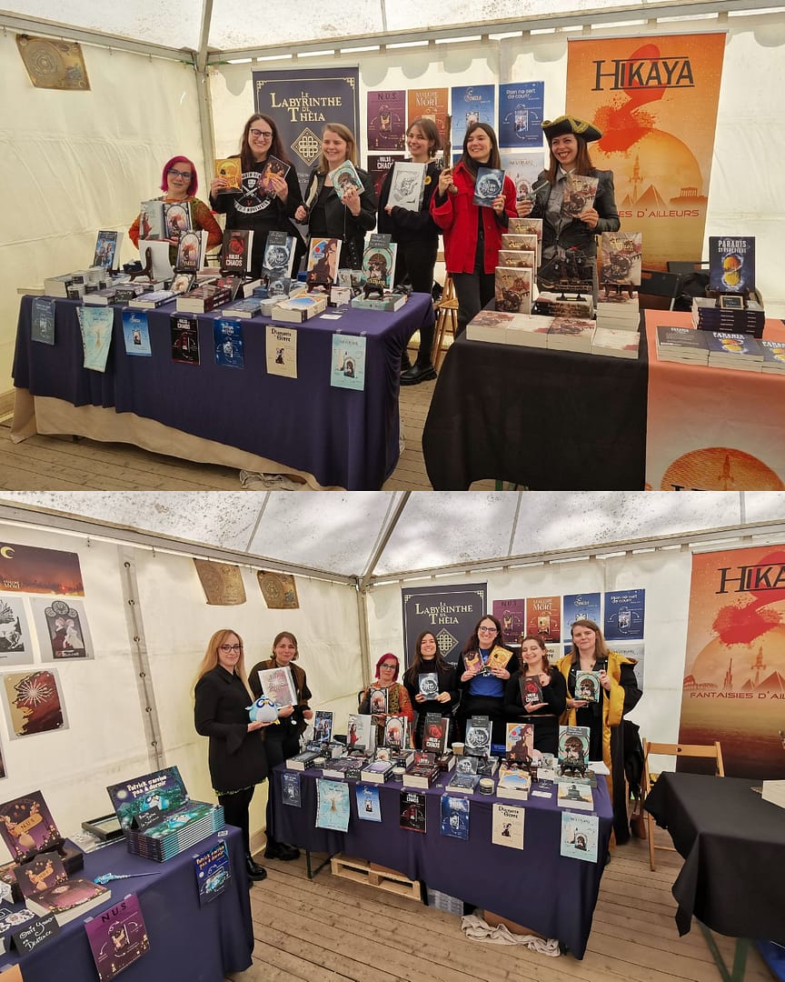 2 photos du stand de la ME Le Labyrinthe de Théia, où l'on voir le roll-up, les livres de la ME, sous chapiteau... Sur la première photo, de gauche à droite : Justine C.M., Onir Ynao, Elodye H. Fredwell, Passye, Marie-Lou Dulac, Angelina Oswald. Sur la seconde, de gauche à droite : Anaëlle Brême, Passye, Justine C.M., Marie-Lou Dulac, Onir Ynao, Moon H. Dourban, Elodye H. Fredwell,